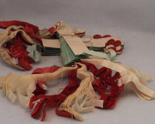 Indlæs billede til gallerivisning Gamle guirlander fra 1940érne med "nedhæng"