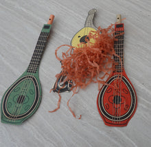 Indlæs billede til gallerivisning Musikinstrumenter af karton 1940´erne