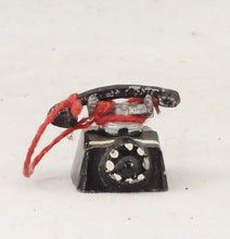 Indlæs billede til gallerivisning Flot gammel telefon til dukkehuset