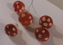 Indlæs billede til gallerivisning Gamle fluesvampe af vat mm