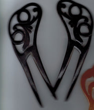 Indlæs billede til gallerivisning Gamle U hårkamme med mønster på