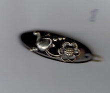 Indlæs billede til gallerivisning Fine gamle hårspænder med pynt på