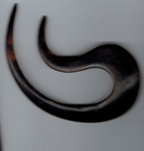 Indlæs billede til gallerivisning Gamle U hårkamme med mønster på