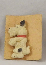 Indlæs billede til gallerivisning Gamle brocher røde og hvide hunde