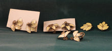 Indlæs billede til gallerivisning Gamle øreclips med gullige blade