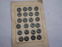 Indlæs billede til gallerivisning Gamle metal knapper på emballage