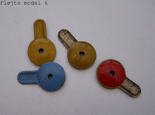 Indlæs billede til gallerivisning Gammel blikfløjte fra 1930´erne forskellige slags