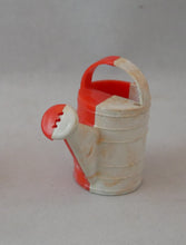 Indlæs billede til gallerivisning Ældre vandkander til dukkehus og haveredskaber og bænk