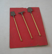 Indlæs billede til gallerivisning Ældre vandkander til dukkehus og haveredskaber og bænk