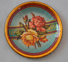 Indlæs billede til gallerivisning Gamle dukke tallerkner, fade, kopper mm i metal 1930-1950´erne