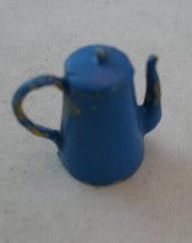 Indlæs billede til gallerivisning Gamle kedler og kaffekander til dukkehus 1930 - 1950´erne