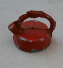 Indlæs billede til gallerivisning Gamle kedler og kaffekander til dukkehus 1930 - 1950´erne