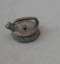 Indlæs billede til gallerivisning Gamle kedler og kaffekander til dukkehus 1930 - 1950´erne