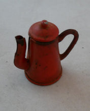 Indlæs billede til gallerivisning Gamle kedler og kaffekander til dukkehus 1930 - 1950´erne