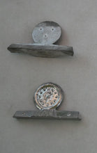 Indlæs billede til gallerivisning Gamle ure til dukkehus i metal eller træ 1930 - 1940´erne