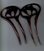 Indlæs billede til gallerivisning Gamle U hårkamme med mønster på