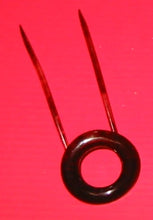 Indlæs billede til gallerivisning Gamle U hårkamme med mønster på