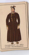 Indlæs billede til gallerivisning Gamle postkort med nationaldragter kvinder og børn 1930
