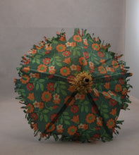 Indlæs billede til gallerivisning Fine gamle paraplyer af silkepapir eller crepepapir fra 1940´erne
