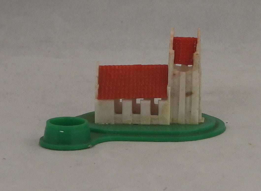 Lille gammel kirke med lysholder