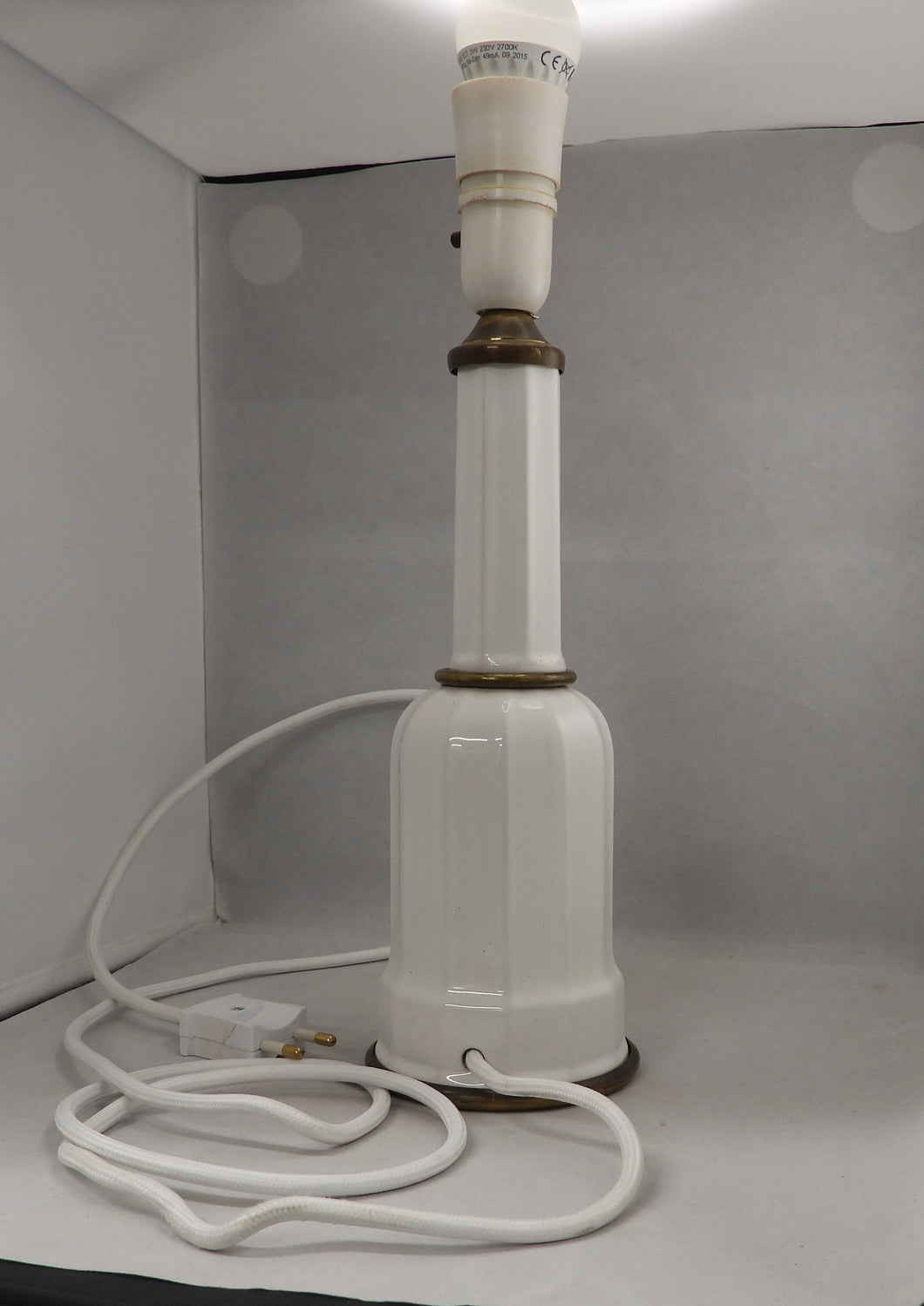 Hvid bordlampe