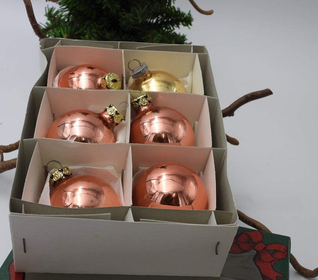 5 Lyserøde og 1 guldfarvet ældre julekugler LA29