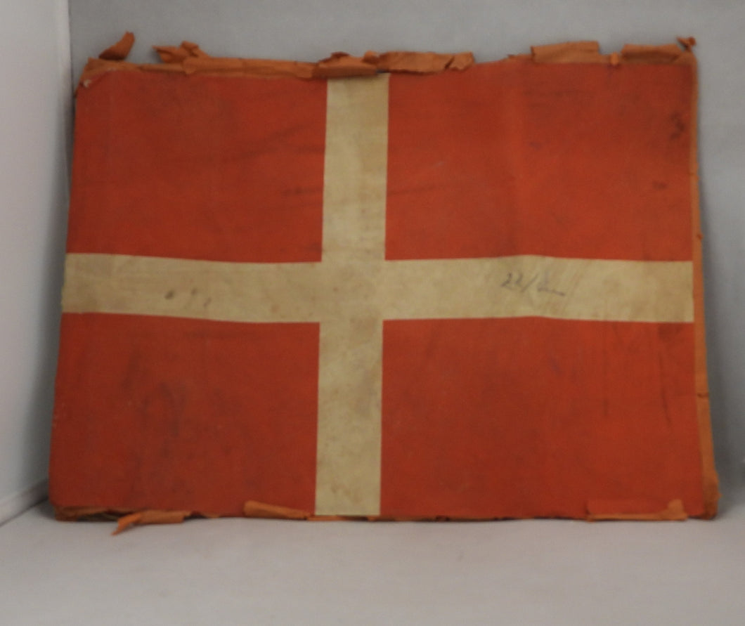 Gammel stor flagguirlande med danske flag