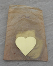 Indlæs billede til gallerivisning Hjerter af papir til dekoration/decoupage
