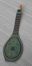 Indlæs billede til gallerivisning Musikinstrumenter af karton 1940´erne
