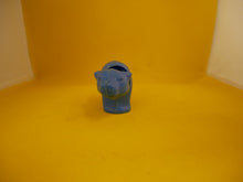 Indlæs billede til gallerivisning Gammel bjørn i plastik der nikker med hovedet
