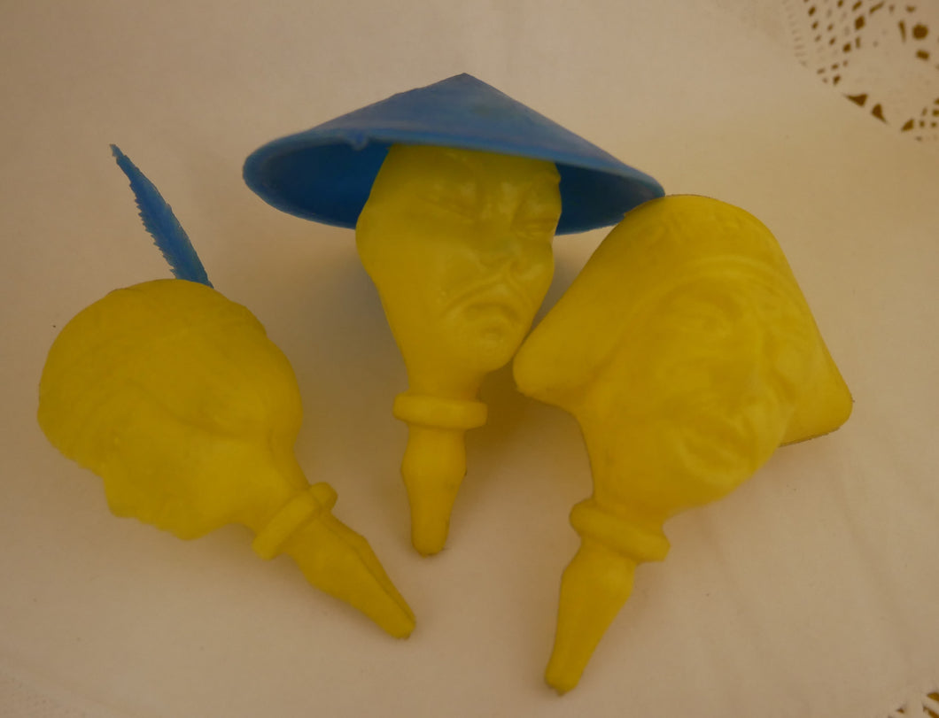 3 gule plastik hoveder