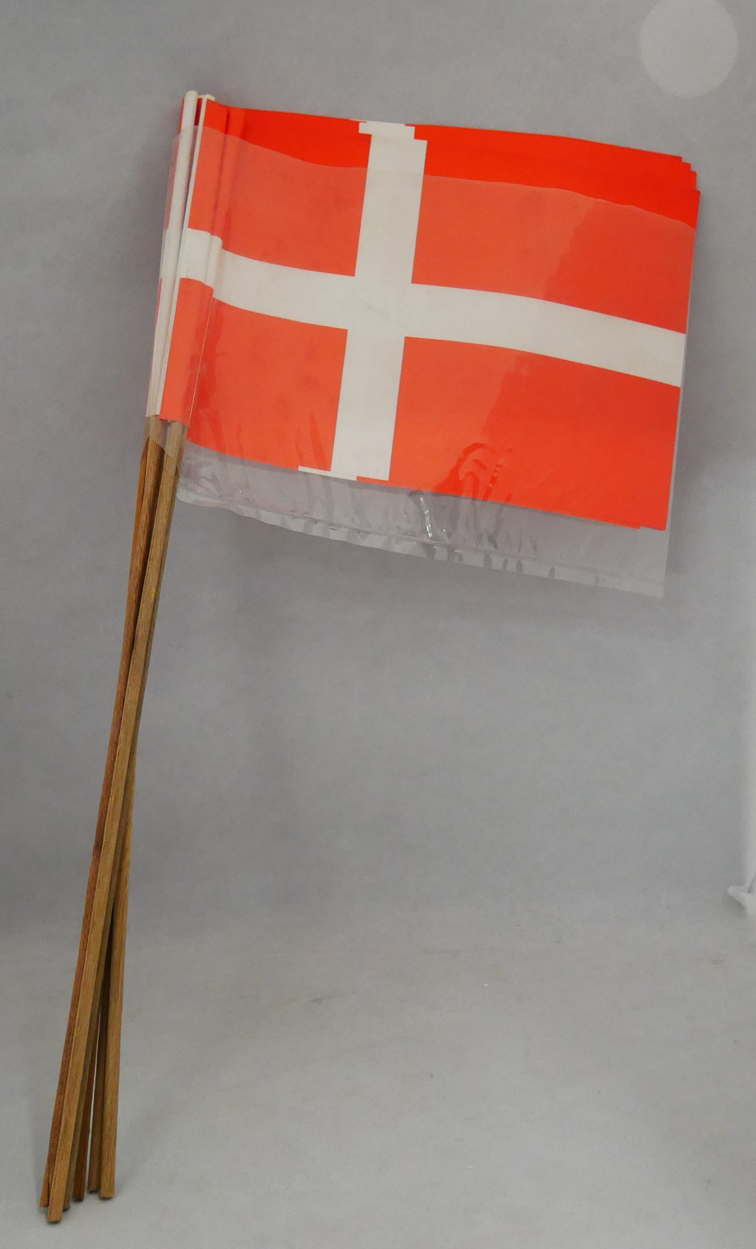 6 Gamle flag på træpind