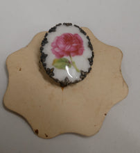 Indlæs billede til gallerivisning Broche  med porcelæn rose

