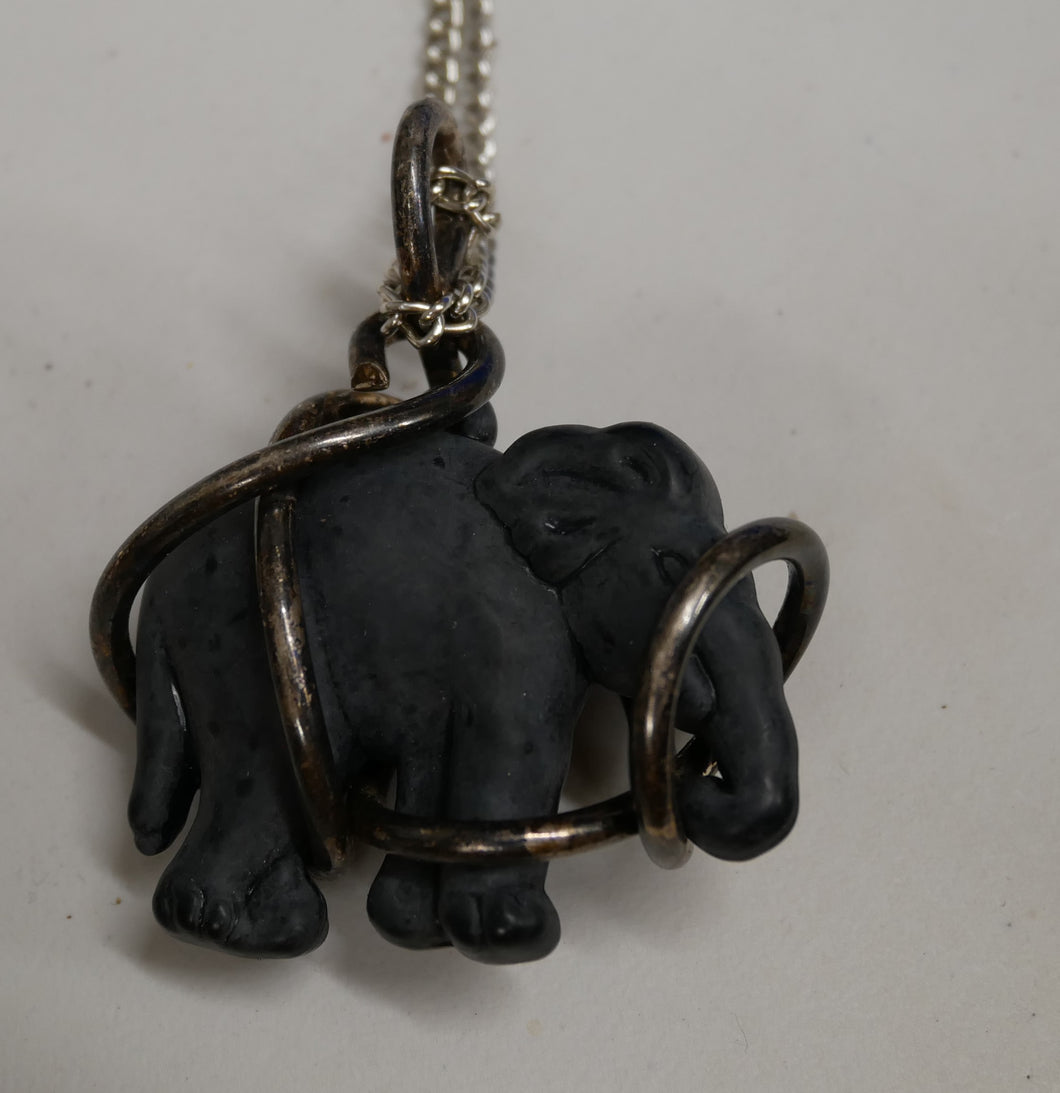 Halskæde med sort elefant