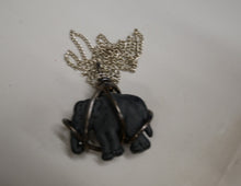 Indlæs billede til gallerivisning Halskæde med sort elefant
