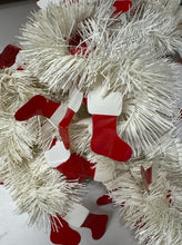 Indlæs billede til gallerivisning Juleguirlande hvid med nissehuer eller støvler
