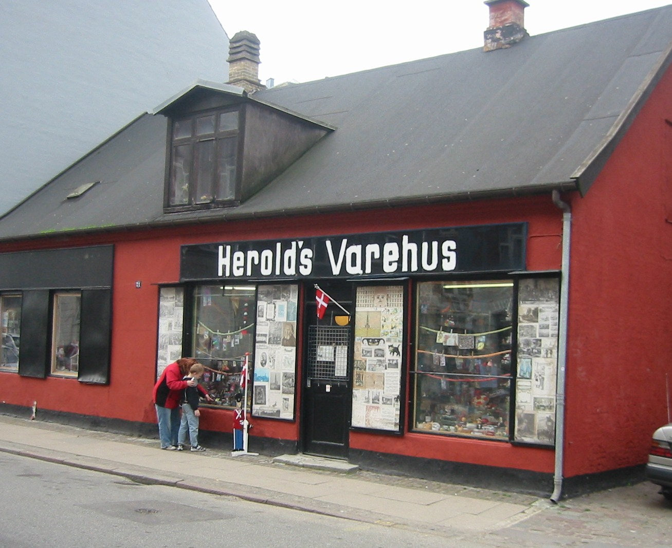 Herolds Varehus i fordoms tid. Billedet er baggrundsbillede fra https://www.heroldsvarehus.dk og sandsynligvis underlagt copyright, jeg dyb-linker til det her