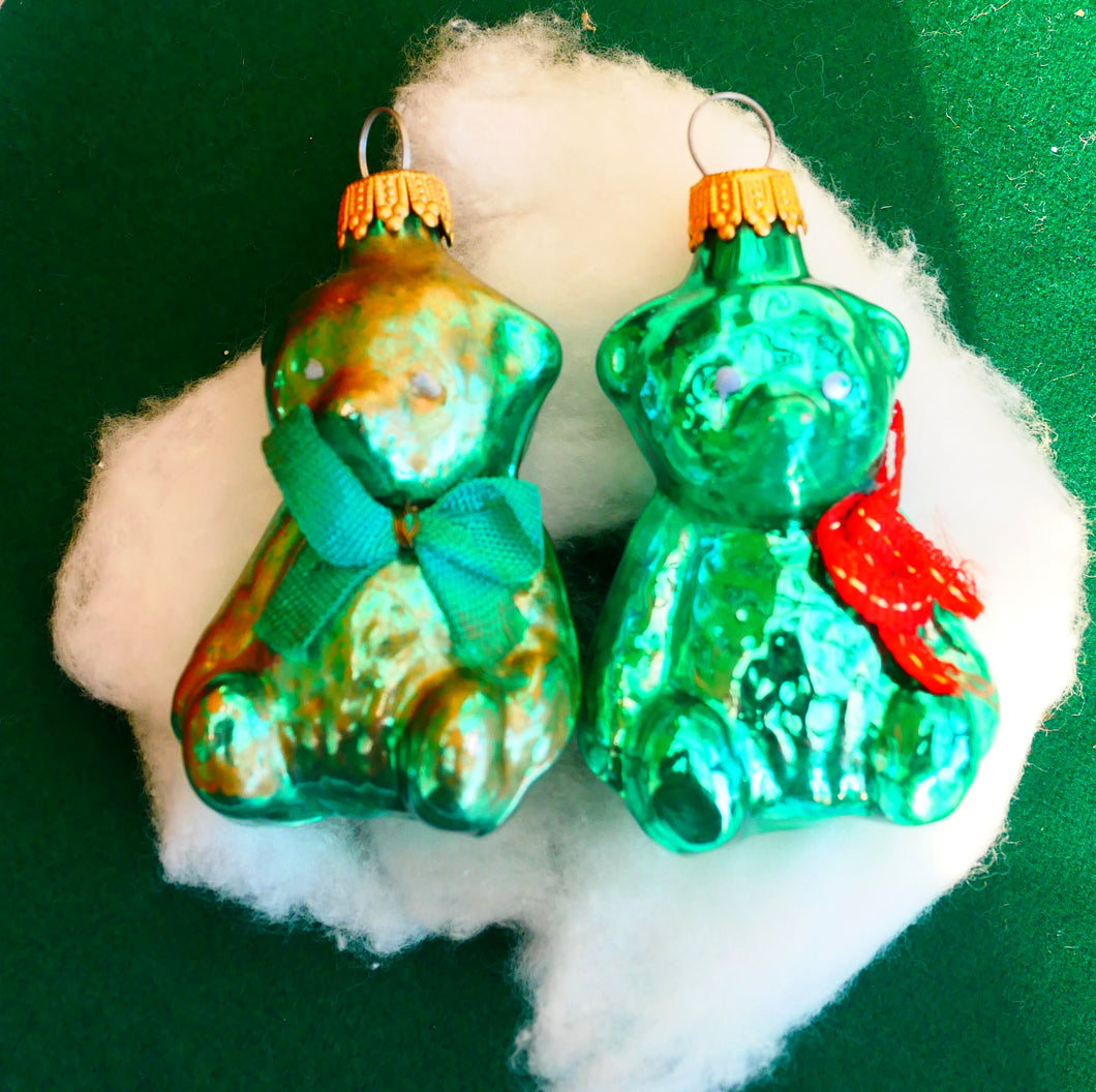 2 små grønne bamser i glas til juletræet