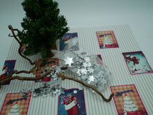 Indlæs billede til gallerivisning Ældre plastik guirlander julepynt med figurer eller mønster på

