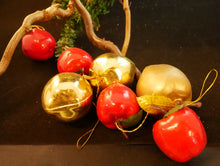 Indlæs billede til gallerivisning Forskellige plastikkugler til dekoration eller juletræet
