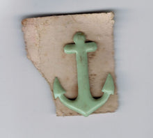 Indlæs billede til gallerivisning Gamle anker broche i plastik
