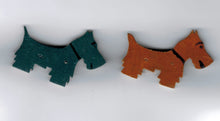 Indlæs billede til gallerivisning Broche skotte hund af træ fra 1940´erne
