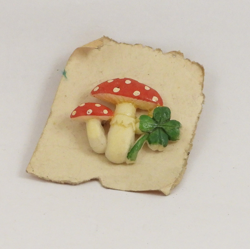 Gammel broche med svampe og firkløver