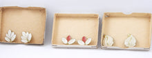 Indlæs billede til gallerivisning Gamle øreclips med hvide blade.
