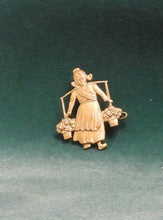 Indlæs billede til gallerivisning Broche med folk af metal
