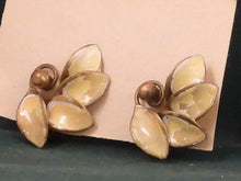 Indlæs billede til gallerivisning Gamle øreclips med gullige blade
