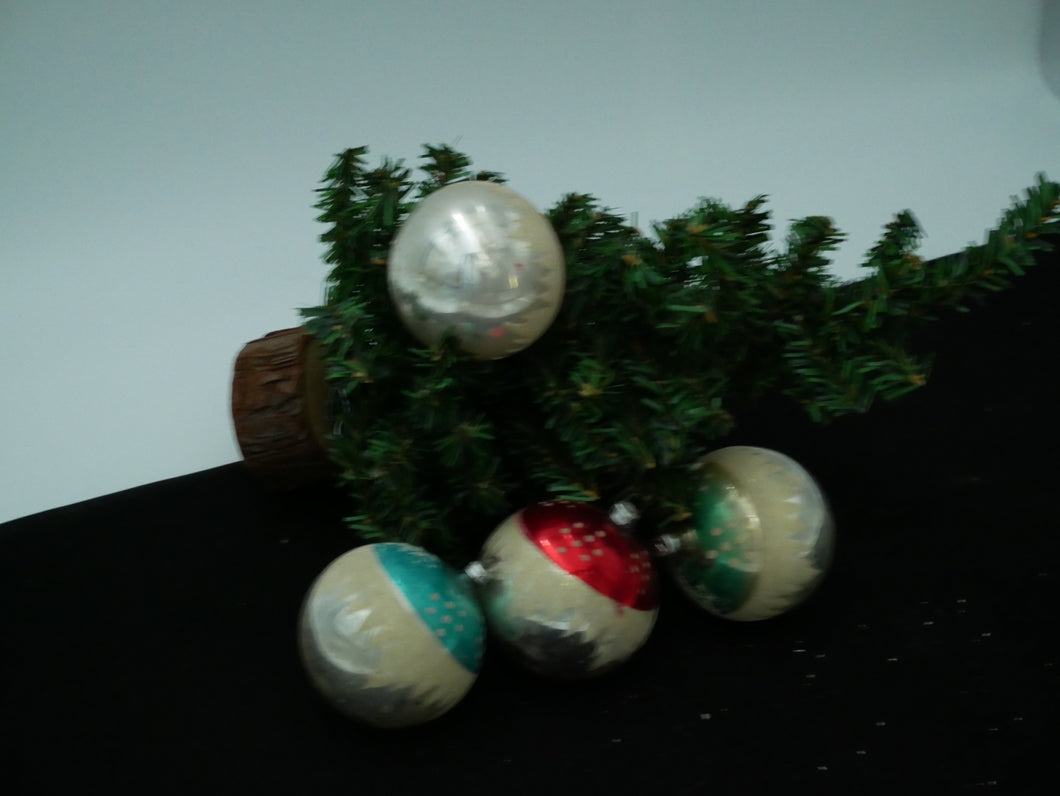 Ældre glas julekugler med prikker og snefnug