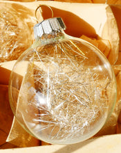 Indlæs billede til gallerivisning Klar gammel glaskugle med tinsel i eller billede på
