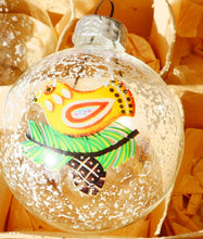 Indlæs billede til gallerivisning Klar gammel glaskugle med tinsel i eller billede på
