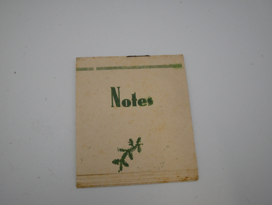 1 lille notesblok med grangren
